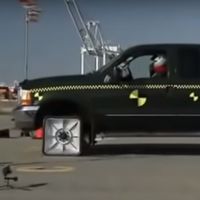 Este es el vídeo que explica por qué las ruedas de los coches son redondas, y no cuadradas