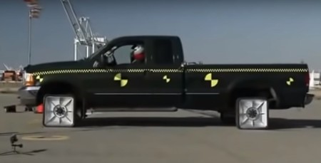 Este es el vídeo que explica por qué las ruedas de los coches son redondas, y no cuadradas