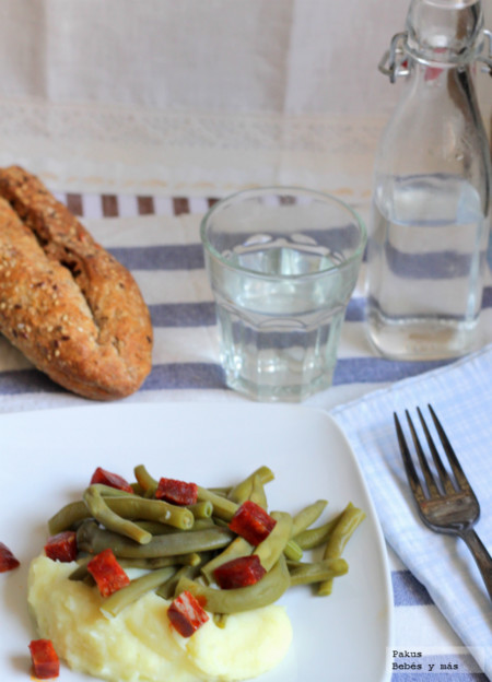 Receta ligera: judías verdes con parmentier de patata y taquitos de chorizo salteado