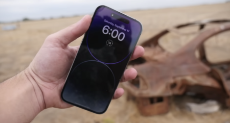 El iPhone 14 te puede salvar la vida: youtubers lo ponen a prueba y chocan autos a propósito