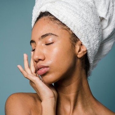 Este es el error de principiante que cometes después de ducharte y que hace que tu pelo se encrespe