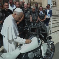 El nuevo Papa es tan motero que se acaba de hacer con una BMW R18 que cuesta como una Honda CBR, aunque es por una buena causa 