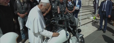 El nuevo Papa es tan motero que se acaba de hacer con una BMW R18 que cuesta como una Honda CBR, aunque es por una buena causa 