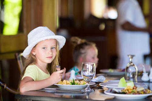 ¿Es buena idea prohibir la entrada de niños pequeños en ciertos restaurantes?