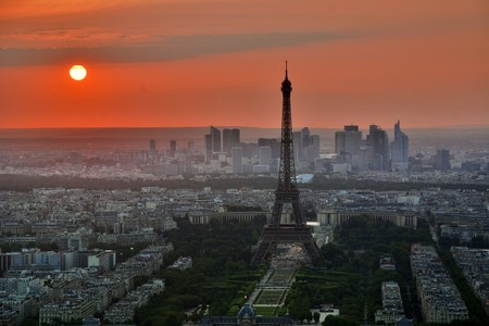 Curiosidades: fotografiar la torre Eiffel iluminada de noche puede ser un delito