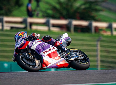 Jorge Martín recorta a Pecco Bagnaia, Marc Márquez vuelve al podio y el fuego amigo arruina a Marco Bezzecchi