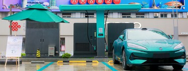 Testei o Flash Charging da BYD: carregamento de 1.500 kW agora é realidade e leva o mesmo tempo para carregar a bateria completamente do que para abastecer o carro 