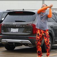 Un padre baila fuera del hospital para animar a su hijo con cáncer que recibe quimioterapia 