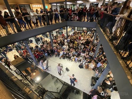 100人以上のファン、ユーザー、好奇心旺盛な人々、観光客がコンサートを聴きに来ました。