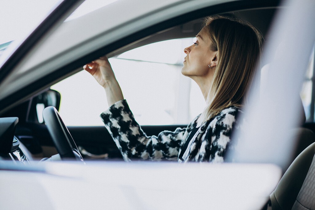 Aldi lanza hoy por tiempo limitado la baliza obligatoria para el coche: el pack incluye unas gafas de visión nocturna de regalo 