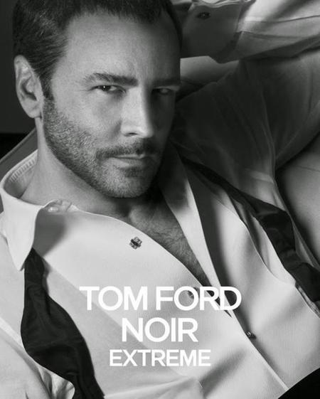 Tom Ford vuelve a posar para la nueva campaña de su perfume Noir Extreme
