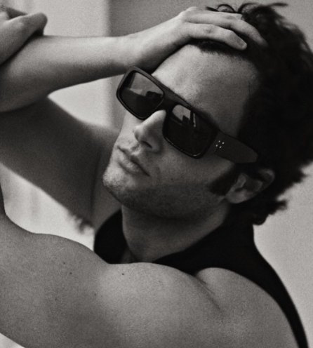 Penn Badgley más pensativo que nunca en Wonderland Magazine