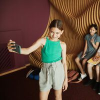 A la pregunta de si los menores deben usar las redes sociales, Francia ya tiene la respuesta: según lo dañina que sea cada plataforma