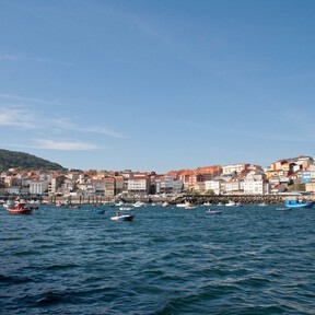 El pueblo pesquero más espectacular de Galicia con un faro legendario: calles medievales, casas de piedra y un silencio roto por las olas del mar