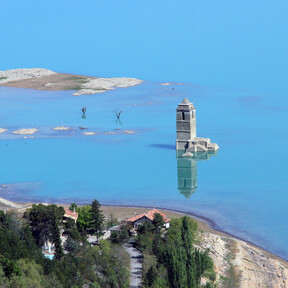 El embalse más bonito de España esconde un pueblo bajo el agua y una torre que emerge entre montañas 