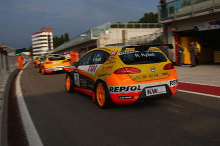 SEAT golpea primero en Imola