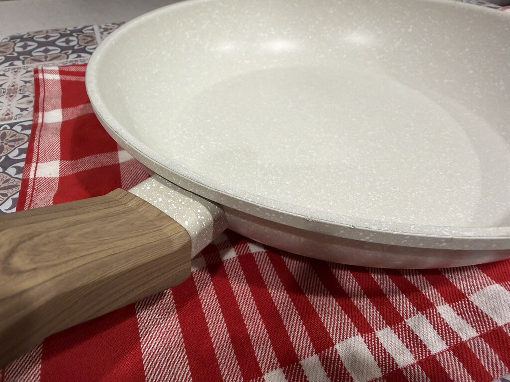 Así es el trucazo del chef con Estrella Michelin, Ángel León, para recuperar el antiadherente de una sartén sin gastar ni un euro