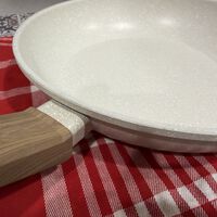 Así es el trucazo del chef con Estrella Michelin, Ángel León, para recuperar el antiadherente de una sartén sin gastar ni un euro