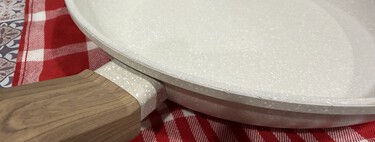 Así es el trucazo del chef con Estrella Michelin, Ángel León, para recuperar el antiadherente de una sartén sin gastar ni un euro