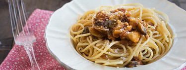 Espaguetis al huevo con pollo y portobello, receta de aprovechamiento rápida y sencilla