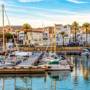 La villa marinera más bonita de la Costa Dorada es también el punto clave para ver el eclipse solar: entre calas, pescadores y marisco