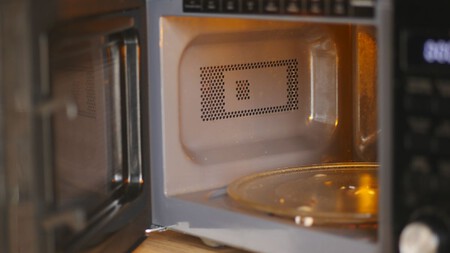 Por qué deberías dejar una rodaja de limón en tu microondas (aunque esté apagado): el truco que te sacará de un apuro