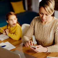 No pidas los deberes de tu hijo en el chat de padres del cole: más que hacerle un bien, le perjudicas