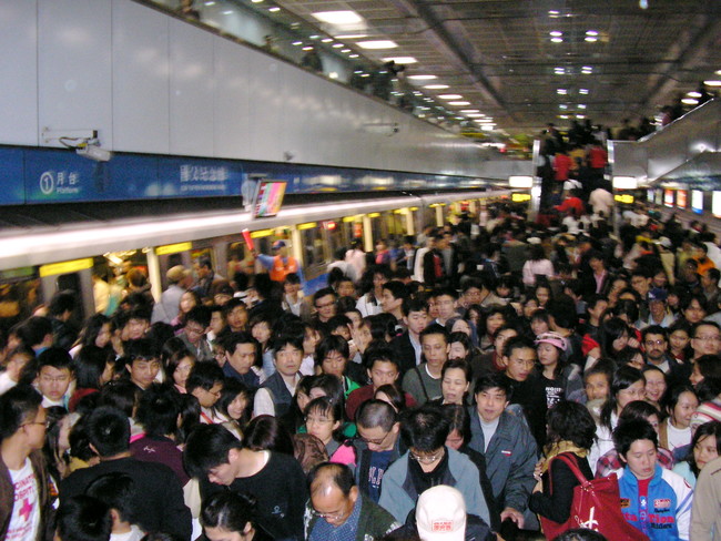 Crowds In Platform 1 Sun Yat Sen Memorial Hall Station 20051231