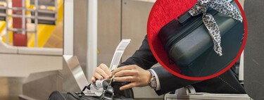 Atamos cintas a nuestra maleta para encontrarla en la sala de equipajes. Expertos del aeropuerto nos explican por qué es una mala idea