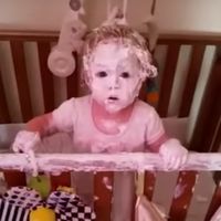 Cuando mamá llega porque sus hijas están muy calladas y descubre el pastel 