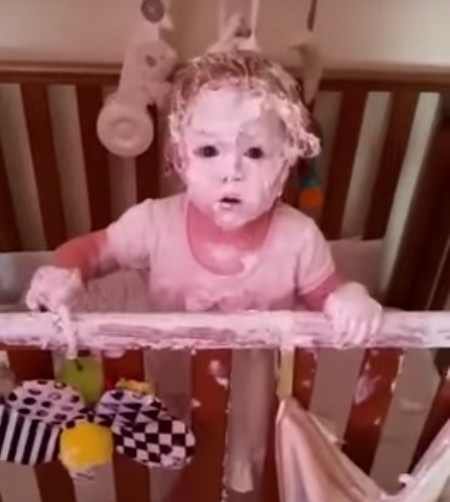 Cuando mamá llega porque sus hijas están muy calladas y descubre el pastel
