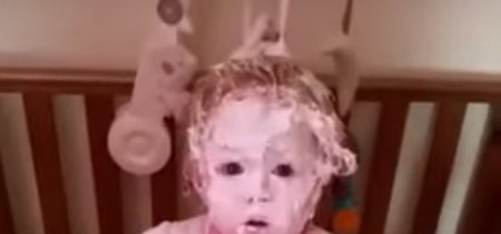 Cuando mamá llega porque sus hijas están muy calladas y descubre el pastel 