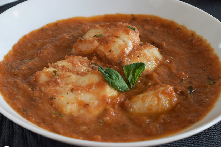 Bacalao en salsa de tomate, berenjena y albahaca: receta saludable