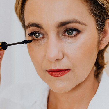 Los párpados caídos se maquillan de otra forma, y hay un truco que lo cambia todo