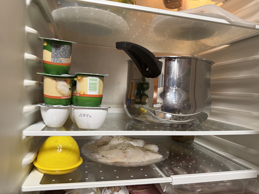 Es habitual pero también peligroso para la salud: guardar la cacerola en el frigorífico con la comida que hemos preparado 