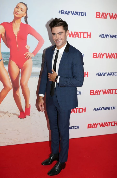 Zac Efron Repite Formula Vistiendo De Azul De Visita Por Australia