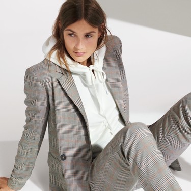 H&M nos demuestra con estilo y elegancia la importancia de tener un blazer (o varios) a mano 