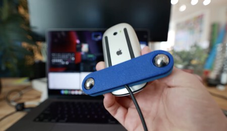 Un adaptador para cargar y usar el Magic Mouse al mismo tiempo es el invento innecesario de este genio