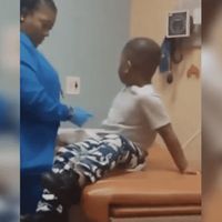 El truco de los abrazos, el método creativo de una enfermera para poner vacunas a un niño 'sin dolor'