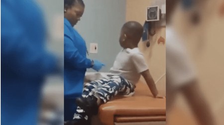 El truco de los abrazos, el método creativo de una enfermera para poner vacunas a un niño 'sin dolor'