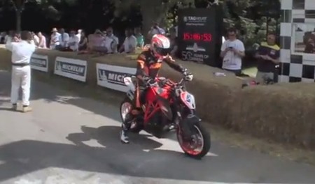 KTM 1290 Super Duke R trotando por el Goodwood Festival of Speed