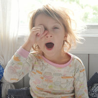 ¡Cómo cuesta despertarse! Así puedes ayudar a tu hijo a madrugar ante la vuelta al cole