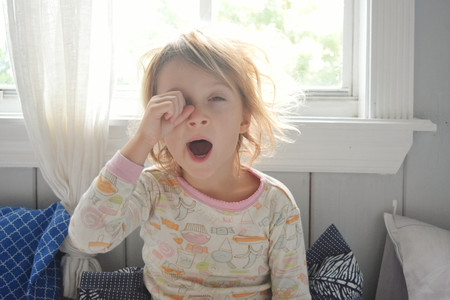 ¡Cómo cuesta despertarse! Así puedes ayudar a tu hijo a madrugar ante la vuelta al cole