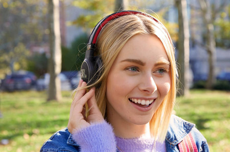 ¿Cansado de tener que recargar tus auriculares? Los JBL Reflect Eternal prometen estar siempre listos gracias a la recarga solar