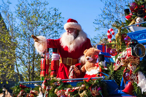 Cualquiera que acuda en Navidad a Disneyland espera ver a Papa Noel, pero Walt Disney prefirió optar por payasos