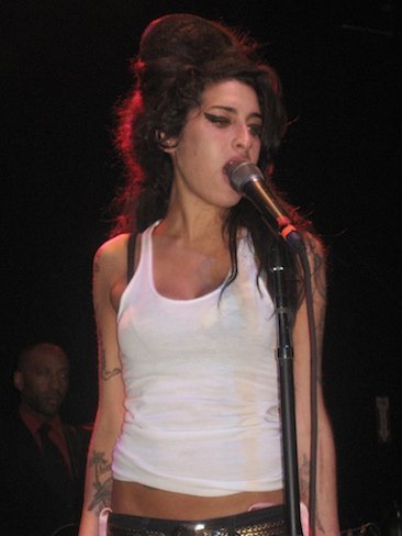 Amy Winehouse regresa a los garitos y no se los bebe