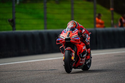 Pecco Bagnaia presiona hasta el KO a Jorge Martín y Marc Márquez remonta para subirse al podio hasta sin cúpula 