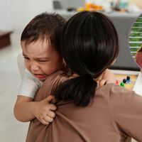 Adiós al "no llores": 5 frases alternativas para criar niños con autoconfianza e inteligencia emocional 