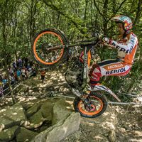 Toni Bou pone un pie en su 22º título mundial con la quinta victoria del año en Inglaterra 