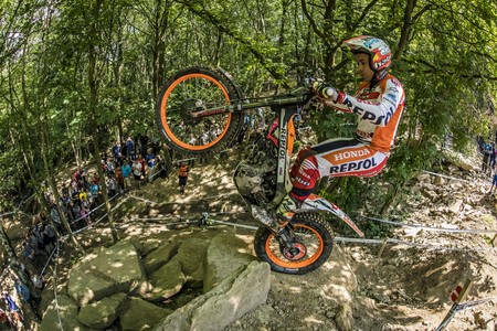 Toni Bou pone un pie en su 22º título mundial con la quinta victoria del año en Inglaterra